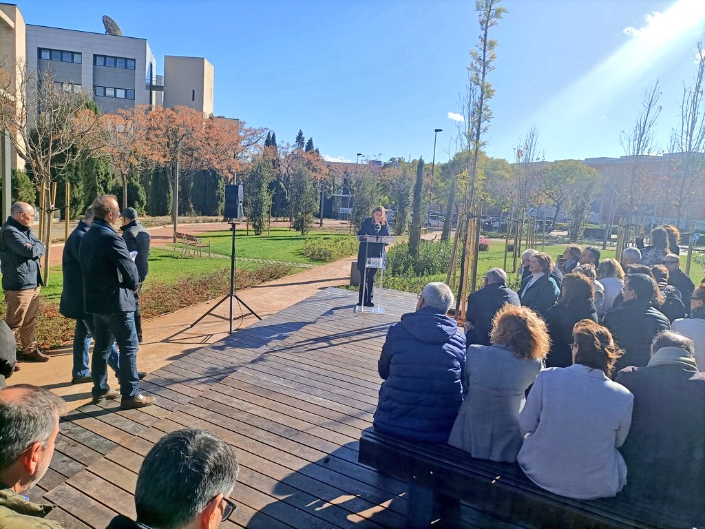 UJIuniversitat's tweet photo. La directora de l’@ESTCE_UJI, @Piquer_Ana, explica el perquè de la proposta de dedicar-li una part a la figura de Rafa Mayo. Aquest espai docent, dotat de bancs sobre una tarima de fusta, compta amb endolls per a connexió de dispositius. https://t.co/s8Qzgggp73