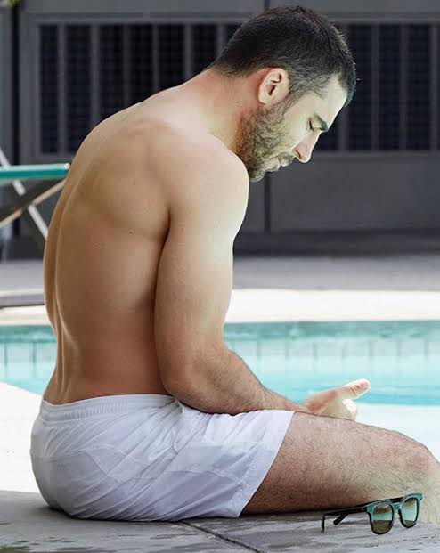 elnandobaena's tweet photo. ¿Ya vieron a @ma_silvestre en #SkyRojo #SkyRojo3? Es digno de dedicarle todas las del mes… ¡qué hombre! https://t.co/8TgiC20pPe
