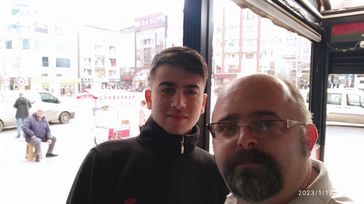 Kal gittiğin yerde mutlu ol, ya da gel kalbimde tahta sahip ol. Senin gülen yüzüne kurban bu serseri kalbim, ama karar ver tutamıyorum zamanı👎👎👎
#muslumbaba 
#corlu 
#Diyarbakir 
#corlutraveﬅi 
#Baku 
#tahran 
#kesvet