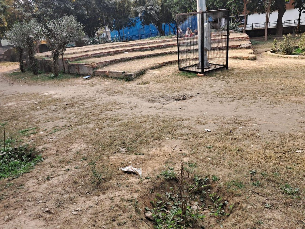 AMANBHANDARI4's tweet photo. @LtGovDelhi MCD parks Dwarka-uneven grass, garbage,rusting swings,cobbled tracks,dilapidated toilets,no lighting,unsafe; few turning into a den of anti social elements,drug addicts,others used for commercial activities,car parks,thanks to broken/stolen peripheral boundary grills. https://t.co/OwWjSvhq79