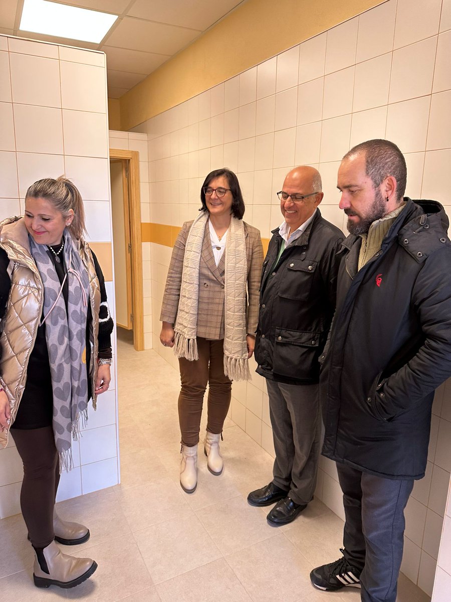 JuntaGranada's tweet photo. 👩‍👧‍👦La Junta continuará las obras de mejora en el #colegio San Juan de Dios con la construcción de un gimnasio

👉La delegada de @EducaAnd @MariaJoseBaza  visita el centro y anuncia una inversión de 400.000 euros para la nueva instalación deportiva 🤸 https://t.co/BpXRwuYHr9