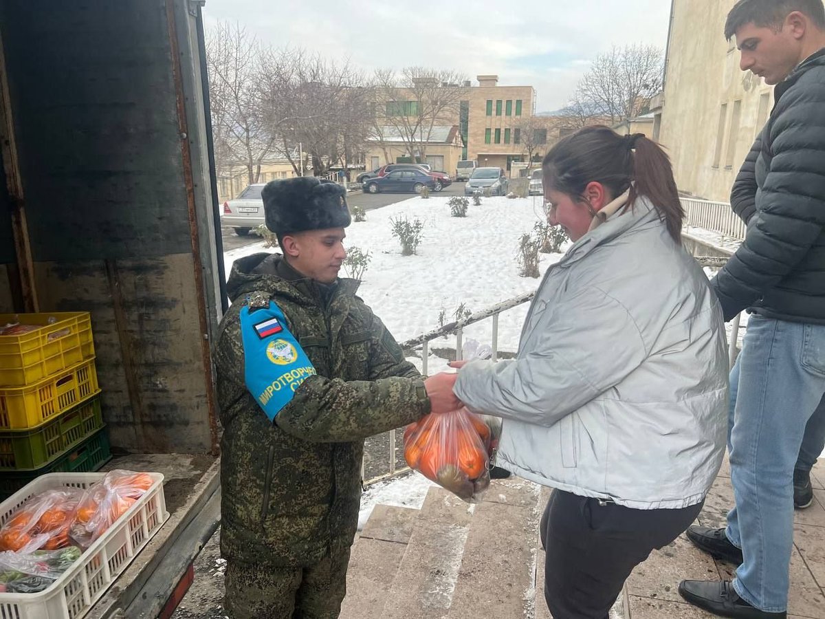 Russian peacekeepers , together with the Armenian international charity, provided vegetables and fruits to 237 families in Khojavend (Arm:Martuni).

#Karabakh #Azerbaijan #LachinCorridor