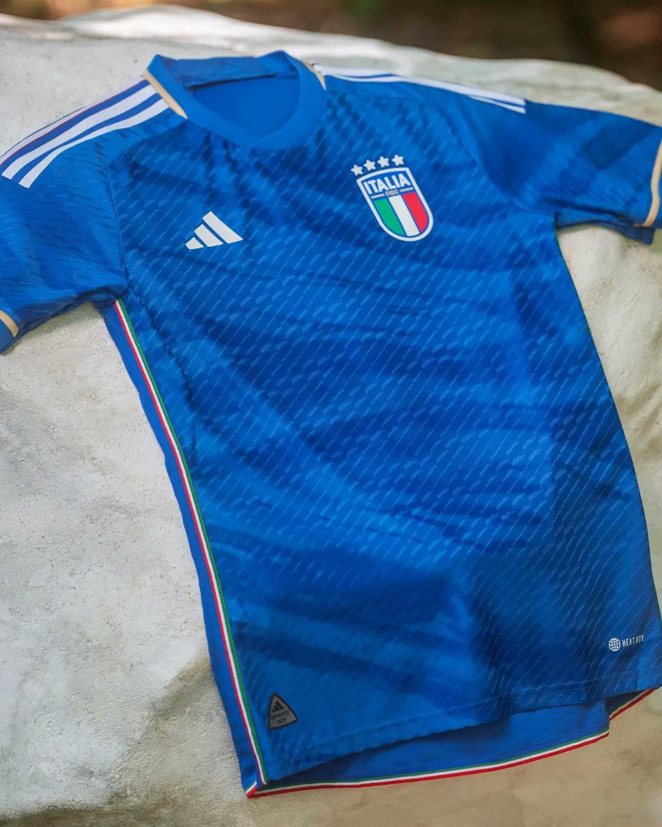 SerieA_Lawas's tweet photo. RESMI!!!

Adidas mengeluarkan jersei terbaru untuk Italia.
Desain tidak jauh berbeda dengan yang pernah bocor beberapa minggu yang lalu. https://t.co/rvkjmqiWKj