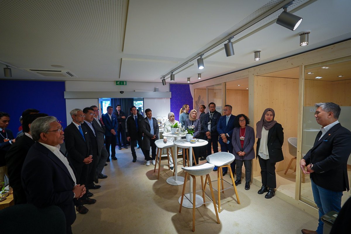 tzafrul_aziz's tweet photo. Visited Malaysia Hall in Davos, where MYβs agencies, GLCs & GLICs will host MNCs to promote Malaysia as the investment destination of choice.
This centre will also be the platform for MY companies to promote themselves on the international arena.
Good luck #TeamMY in Davos πͺ https://t.co/AcaGQWkk8Z