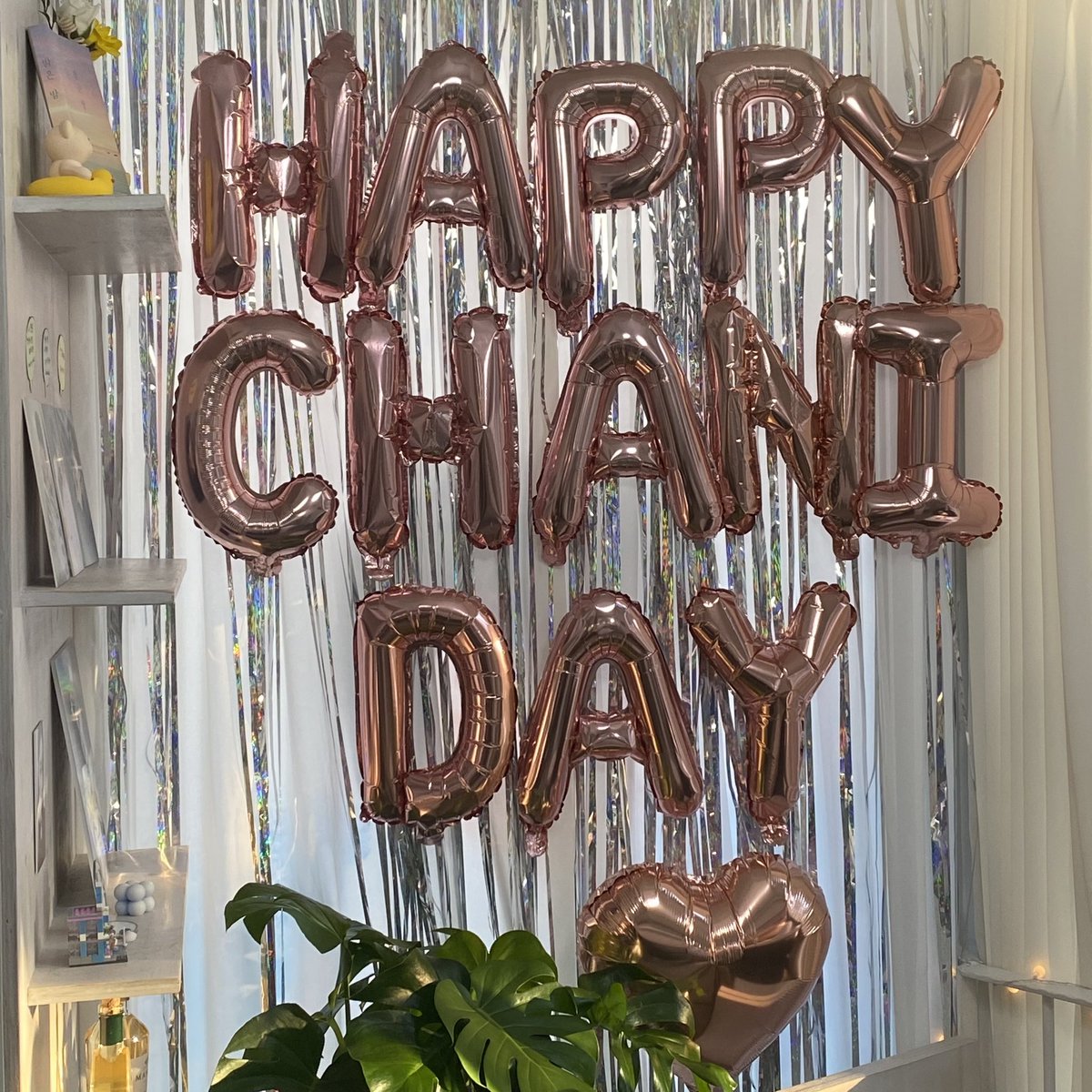 ty_02_28's tweet photo. 𝓛𝓮 𝓰𝓪𝓻ç𝓸𝓷 𝓭'𝓱𝓲𝓿𝓮𝓻 𝓺𝓾𝓮 𝓳'𝓪𝓲𝓶𝓮

들어오자마자 거울에 붙어있는 멘트와 사진들 , 옆에 걸린 액자들이 눈에 들어왔던 카페 💕
한쪽에 마련된 하트 모양의 차니 중심 사진들을 보고 너무 뭉클했던 . . 🥺

#해오름달_이레_따뜻한_겨울의_시작
#영원히_사랑할_우리의_겨울소년 https://t.co/to2O2FG92K