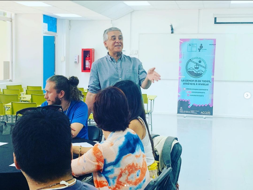 sergiolavandero's tweet photo. Ayer inició el Campamento #ExploraVA organizado por nuestro @parexploranorte y @FONDAP_ACCDiS
Felicito a tod@s los profes y educadoras que decidieron asumir este desafío para continuar preparándose y perfeccionándose. https://t.co/noan7l1ZoH