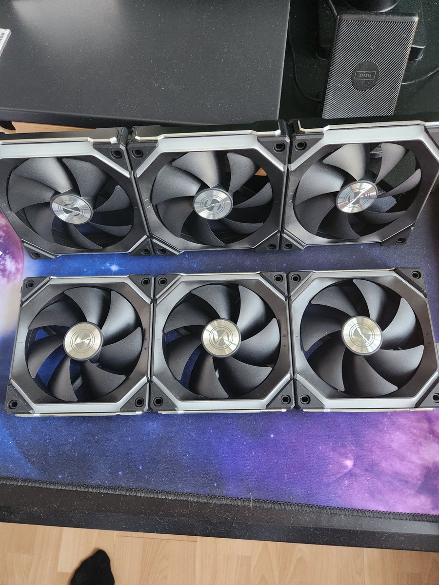 Madgeeekz's tweet image. Ooooh... something is happening!

 #lianli #fans #computerbuild