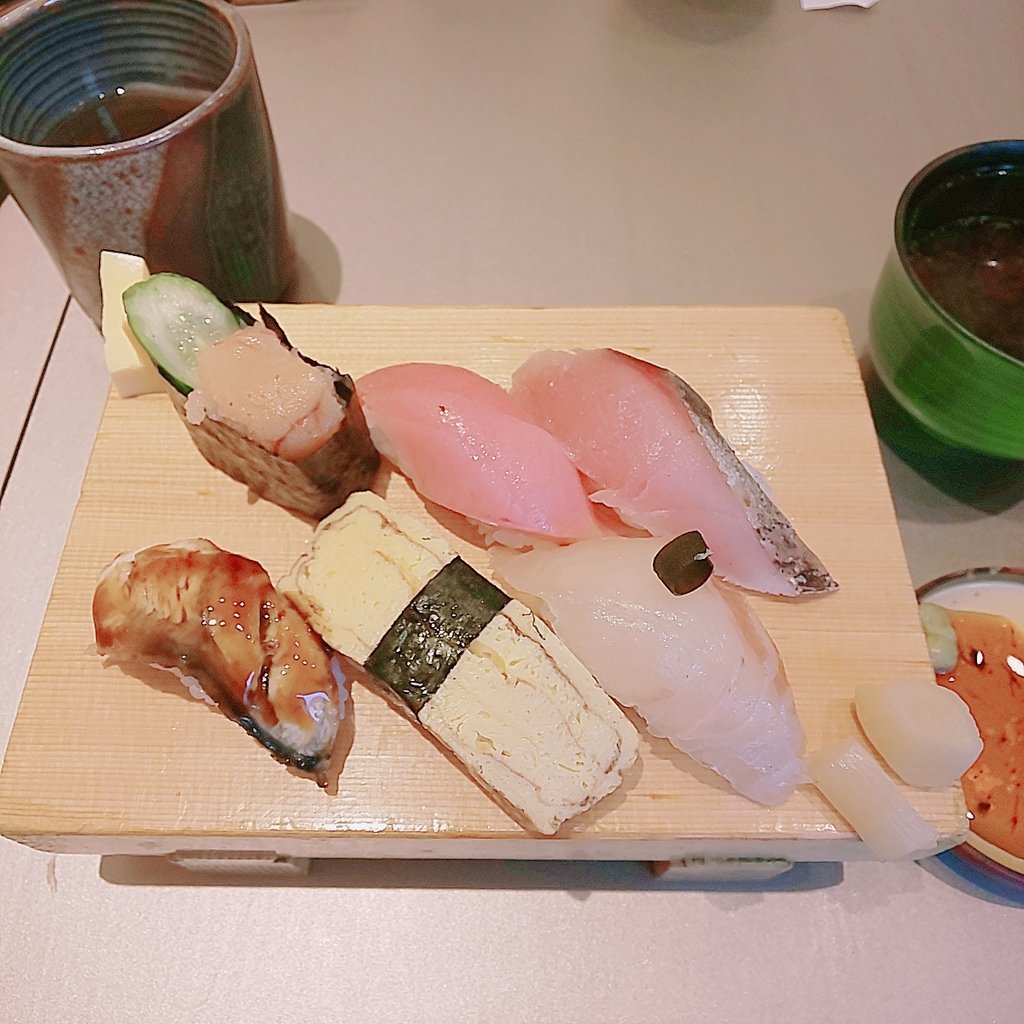 朝ごはんお寿司🍣笑
銀行が開く前に時間があって社長に｢6時からやってるお寿司屋さんあるから行こ｣と言われ、パパっと食べれるお寿司屋さんへ😂
私シーチキン巻き星人なのに無かった😭でも初めて朝からお寿司食べたってことにテンション上がって１日頑張れた🙆⤴️
#美容垢さんと繋がりたい
