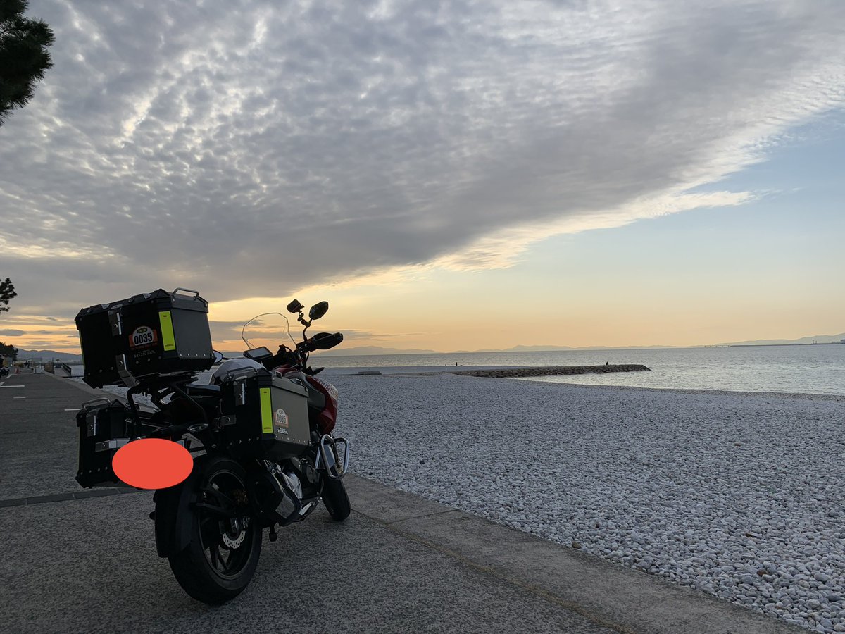 mshimochan's tweet photo. CB190X
今年初乗りして来ました🏍

1ヵ月動かしてなかったのでウォーミングアップがてらに

マーブルビーチにて

#CB190X
#ホンダバイク
#ホンダ
#バイク
#五羊ホンダ
#赤いバイク
#190cc
#単気筒エンジン
#単気筒
#空冷エンジン
#空冷
#マーブルビーチ
#りんくうタウン
#LS2ヘルメット
#バリアント https://t.co/29PcrmqTgC