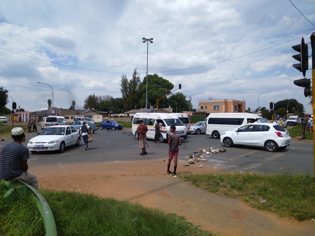 Traffic Update: Residents barricade intersection of Main and Boundary Rd in Eldorado Park Extension 9, to exploit motorists for cash.