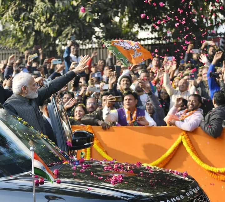bjpsanjeevk's tweet photo. कल @BJP4India के दो दिन राष्ट्रीय कार्यकारिणी की ब��ठक में हिस्सा लेने के लिए प्रधानसेवक श्री @narendramodi जी का जो रोड शो हुआ उसमे हिस्सा लेते हुए।
@BJP4Delhi @PandaJay @alka_gurjar  @Virend_Sachdeva @ManojTiwariMP @siddharthanbjp @hdmalhotra @MohanGoelBJP @AjayMahawarBJP https://t.co/XilAou9aVW