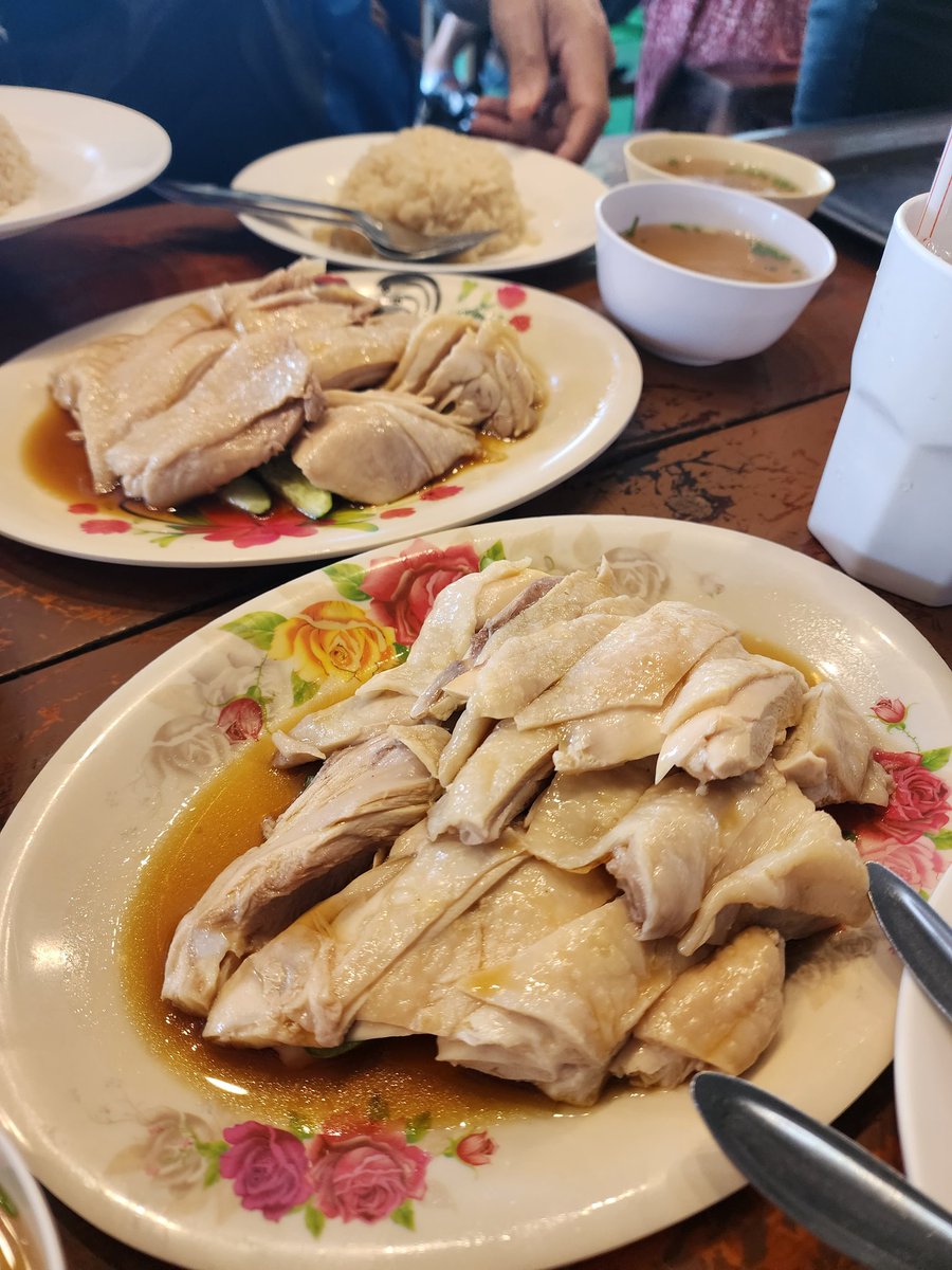 Kogiro08's tweet photo. โคตรเฮงสาย 2 ข้าวมันไก่ สิงค์โปร
Location:ถนนพุทธมณฑลสาย 2
Signature: ข้าวมันไก่ สิงค์โปร์
Share: แนะนำให้สั่งไก่เป็นกับข้าวจานเล็ก ราคา 100 บาท ไก่นุ่มมีกลิ่นเหล้านิดๆ น้ำจิ้มสูตรของสิงค์โปร์เผ็ดนิดหน่อย เกี๊ยวทอด และลูกชิ้นสั่งมาทานได้อร่อยเลย มีที่จอดรถ #ข้าวมันไก่สิงค์โปร์ #1 https://t.co/2e0bCX93ok