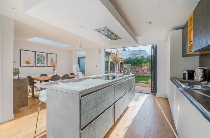 NickGriffithEA's tweet photo. A stunning, extended, family house in Charlton Kings, just a short walk from ‘outstanding’ Balcarras secondary school. Achieve your kitchen goals in this beautifully presented property, enjoying bi-folding doors to the landscaped rear garden https://t.co/x7clCV17sf #Cheltenham https://t.co/19kw0Comez