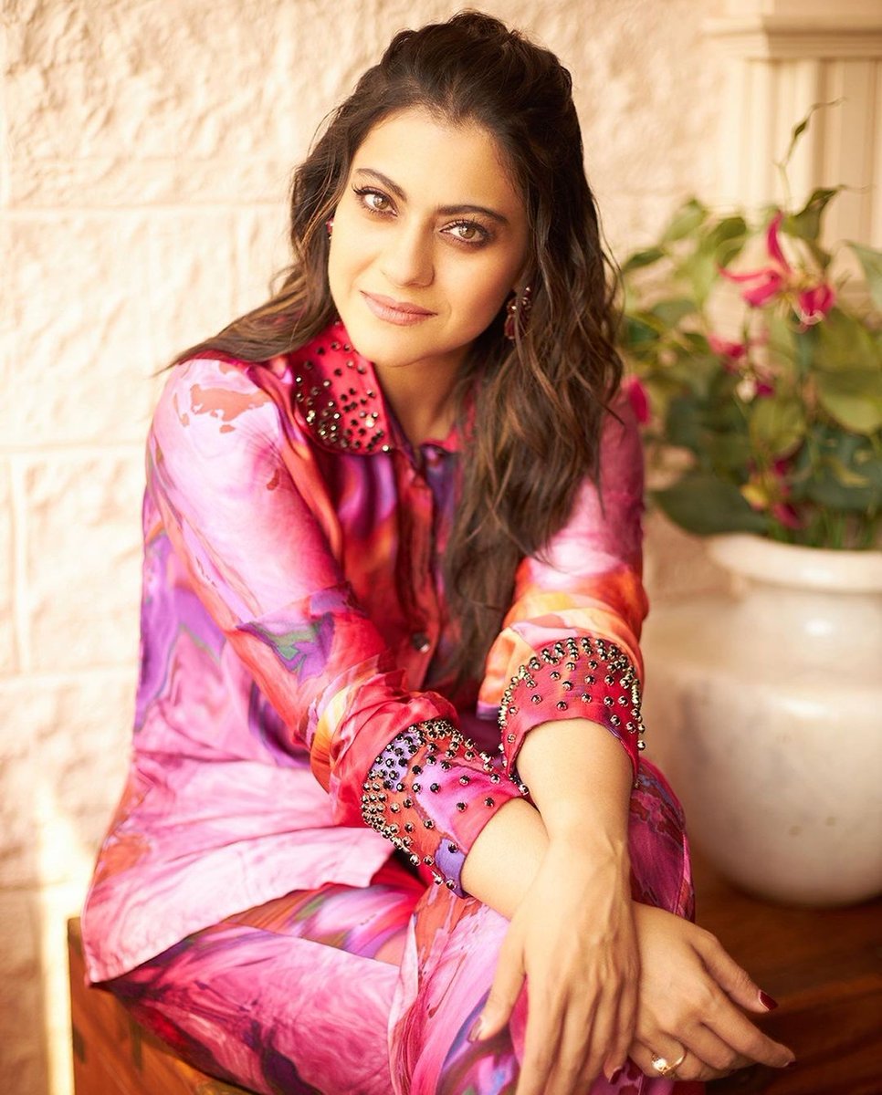 filmfare's tweet photo. Uff #Kajol!❤️ https://t.co/Iwe2LoyyvZ