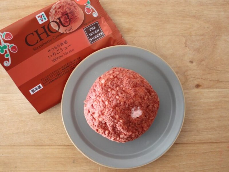 memoma_trip's tweet photo. ザクもち食感いちごシュー
￼
セブンイレブン商品
ザクっはいうほどじゃなかった。ビアードパパとかは想像しない方がいい。ザクってよりサクって感じ。
それより中のクリームが美味すぎてそれどころじゃない。一瞬の濃厚を舌に与えた途端ふわっと消えるような、まるで甘い空気を食べてるようだ。 https://t.co/5wziNHMO6v