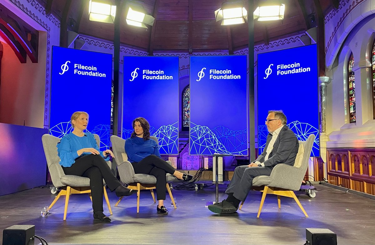 We're talking about decentralization in leadership and the workplace at with <a href="/AlisaCohn/">Alisa Cohn</a>, <a href="/amywilkinson/">Amywilkinson</a>, and <a href="/mala/">Danny O'Brien🤖</a>.

#ffdavos