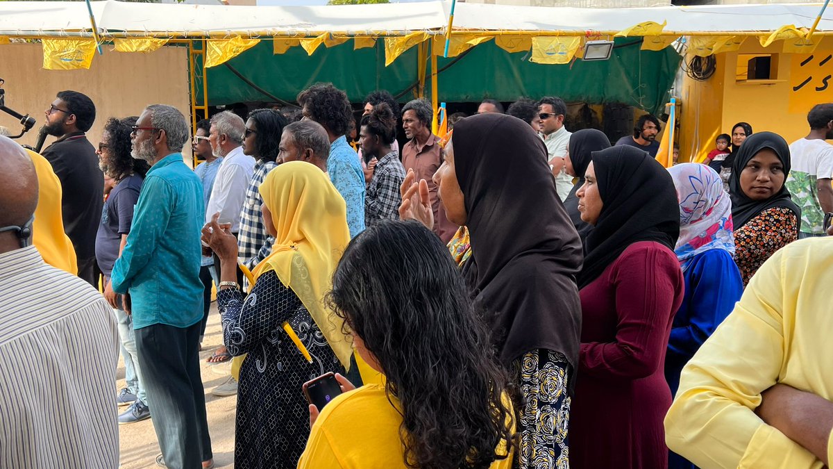 Simwarr's tweet photo. ނައިފަރުގެ އެމްޑީޕީގެ ލޮބުވެތި މެމްބަރުންނާއި ރައީސް ނަޝީދު ބައްދަލު ކުރުން.

ނައިފަރު އަބަދުވެސް #ހިތްތަކުގެރައީސް އެކު 💪

#ހިތާހިތުގެގުޅުން 💛
#ހިތްތަކުގެރައީސް 💛

#Anni2023
#FikureggeDhirun https://t.co/hIx3JvClR8