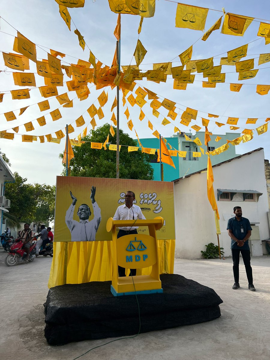 Simwarr's tweet photo. ނައިފަރުގެ އެމްޑީޕީގެ ލޮބުވެތި މެމްބަރުންނާއި ރައީސް ނަޝީދު ބައްދަލު ކުރުން.

ނައިފަރު އަބަދުވެސް #ހިތްތަކުގެރައީސް އެކު 💪

#ހިތާހިތުގެގުޅުން 💛
#ހިތްތަކުގެރައީސް 💛

#Anni2023
#FikureggeDhirun https://t.co/mWDWoes90B