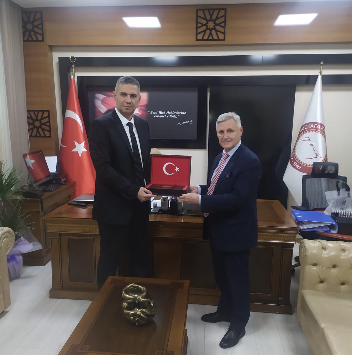 HMKÜ Araştırma Hastanesi Başhekimi olarak atanan Doç.Dr. Onur Koyuncu hocama tebrik ziyaretinde bulundum. Yeni görevinde de her zaman olduğu gibi başarılı çalışmalarının devamını dilerim. <a href="/onur_koyuncu20/">Prof.Dr. Onur Koyuncu</a>