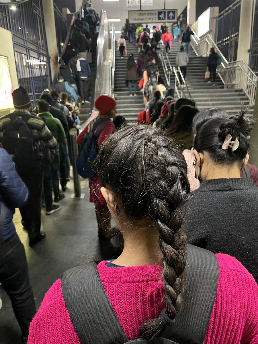 divyababbar's tweet photo. Hi @OfficialDMRC why these daily long queues??? #lifeinametro #dmrc #failure #publictransport https://t.co/WyOKLRenT3