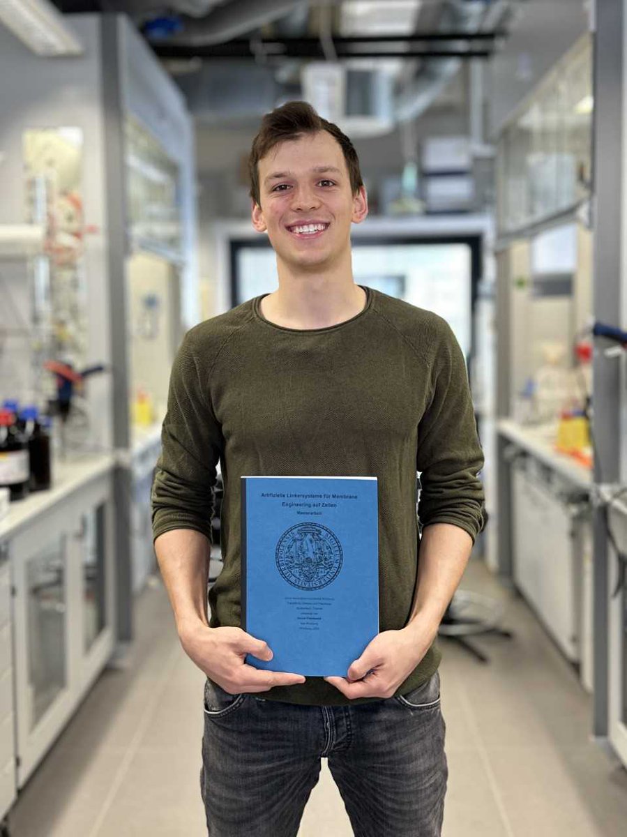 GroupSeibel's tweet photo. Congratulations to Daniel for successfully finishing his master thesis! #chemistry #science #masterthesis https://t.co/SJiVc3Dd6F