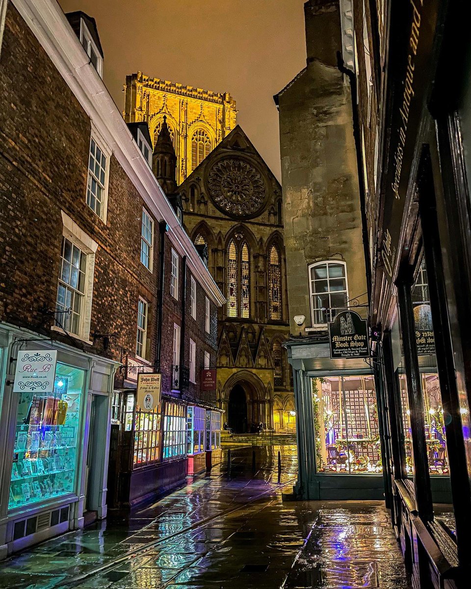 YorksPhoto's tweet image. It was a wet, chilly night in York. @LoveNorthYorks1 @VNYorkshire #york #night #Reflection