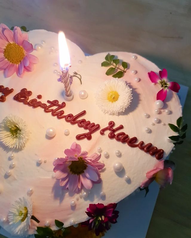[#҉하은이]
·
⠀⠀
The cake is filled with pretty flowers.
It's my first time... 
I'm excited and miss you.
Because I like flowers. 🙊
It's my type of cake!
Thank you so much.

.