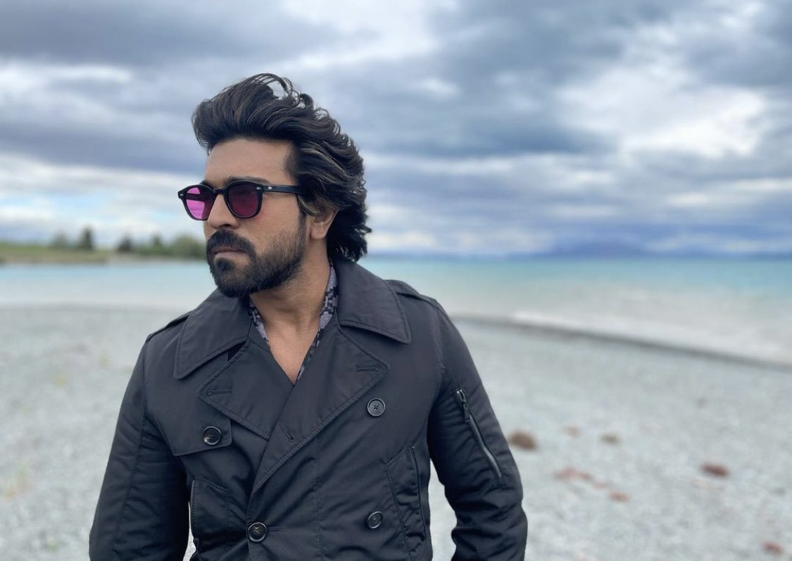 purvs3's tweet photo. Welcome to #RamCharanGorgeousHairFanClub @ByClaytonDavis !
Btw not just in the movie his gorgeous flowing hair is a sight for sore eyes in real life too 😉
We want to know the secret to his majestic crowning glory 🙈

@AlwaysRamCharan #RamCharan https://t.co/5oNLbqLaiS