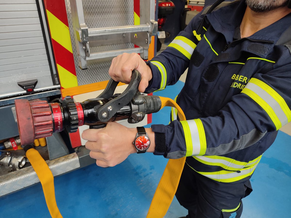 BomberosMad's tweet photo. Para recaudar fondos en ayuda contra el cáncer infantil, donde participamos junto a #BomberosSevilla @fundacion_SF #SociedadBenéficaBomberos, @oriswatches subastará su último lanzamiento, Coulson Limited Edition
La recaudación se entregará @HospitalUVRocio
https://t.co/3gf9knjZkf https://t.co/TRxWm0KQvI