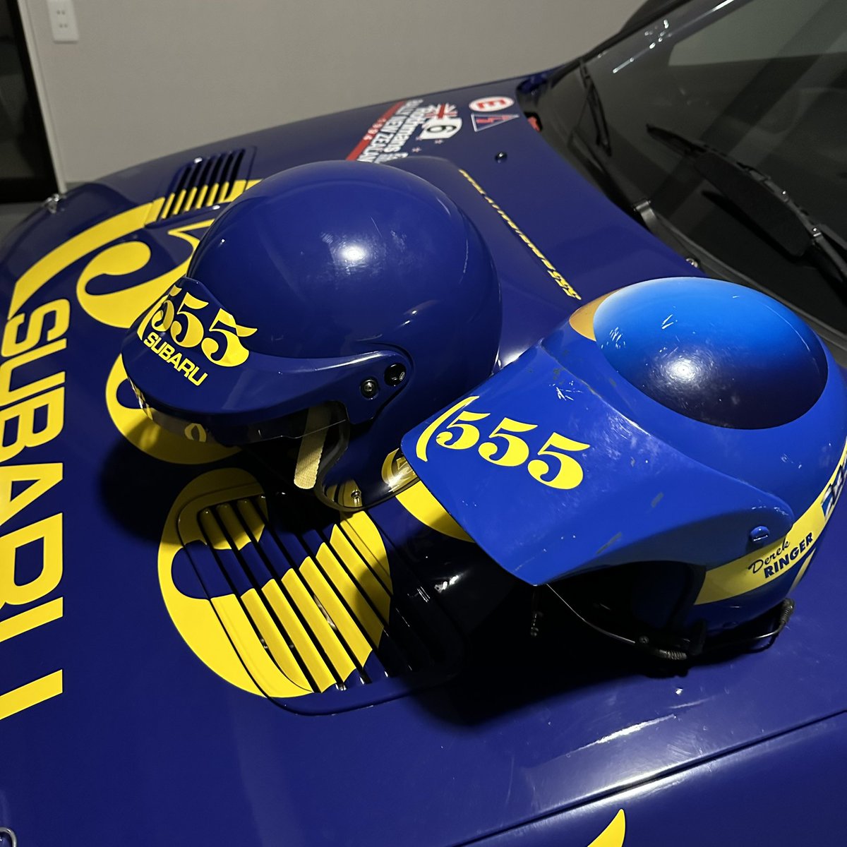 BOXER_GrA_GC8's tweet photo. 555ヘルメットが2個になってしまいました。
奥のヘルメットは去年9月から使っているグループA GC8ドライブ用、手前の新しく手に入れたヘルメットは被ることのない完全なオブジェです。
#prodrive #Gr.A #GC8 #WRC #DerekRinger #ColinMcRae https://t.co/JDSjoOIahH