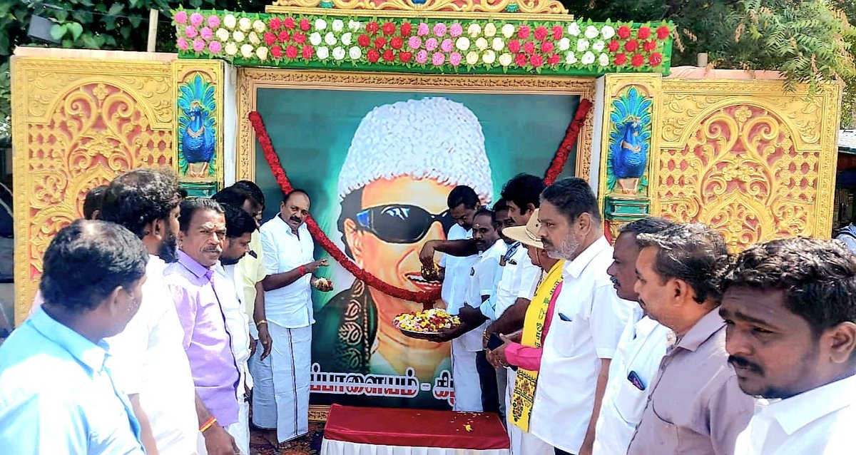 Balakaja's tweet photo. *மேலப்பாளையம் கிழக்கு பகுதி கழகம்* 

புரட்சித்தலைவர் பொன்மனச் செம்மல் இதய தெய்வம் டாக்டர் எம்ஜிஆர் அவர்களின் 106 வது பிறந்தநாள் விழா ஏற்பாட்டில்

திருநெல்வேலி மாவட்ட கழக செயலாளர்
#திரு_தச்சை_என்_கணேசராஜா அவர்கள் கலந்து கொண்ட போது... https://t.co/G0QHsnm690