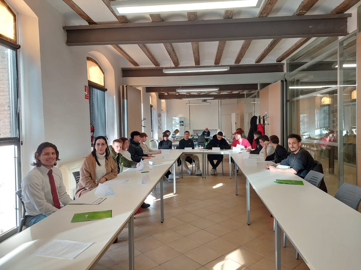 moliempresa's tweet photo. 📢🚚Avui sessió informativa i Speed Dating entre els/les participants del programa FPODual i les empreses del sector logístic col•laboradores en el projecte: FERCAM, BETER, GRUPO SESÉ, SOLE DIESEL i MANUFACTURAS METÁLICAS CANALS. 📦🚛#formaciodual #ocupacio #logistica https://t.co/iIZ8RWGy39