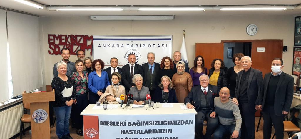 Hekimlerin serbest çalışma hakkını engelleyen, hastaları mağdur eden, özel hastane zincirlerinin çıkarlarını gözeten Yönetmeliğe karşı muayenehane hekimleri 17 Ocak Salı günü Ankara Tabip Odası'nda düzenlenen basın toplantısında bir araya geldi.

📺 youtu.be/SAUojS2tfGE