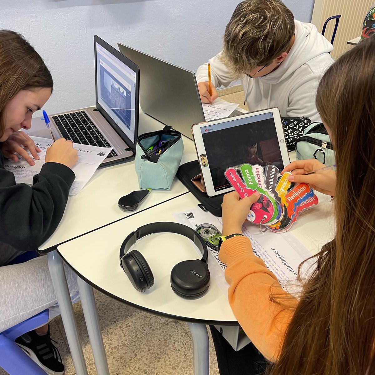 colemariaasunta's tweet photo. 4th ESO have practised our oral skills using different short films and thinking tools.💪🏻
The “Story routine” and the thinking keys have helped us to analyse and find out the hidden message, then we have shared our learning with the class.
It’s been fun!
#learningenglishisfun https://t.co/6kEc7enFWo