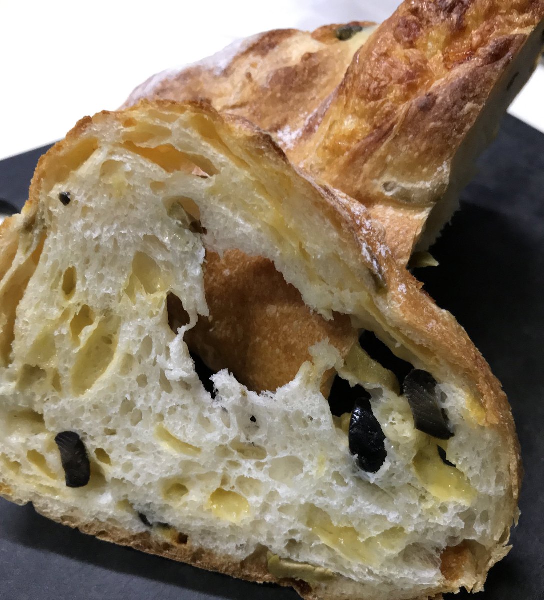 tsukiga's tweet photo. 目白駅前のジョアン（Johan）
シンプル生地にオリーブとチーズが入っていて、美味し〜
塩味もあってワインがすすむニャ

#ジョアン #パン https://t.co/IYVvzv8QkT