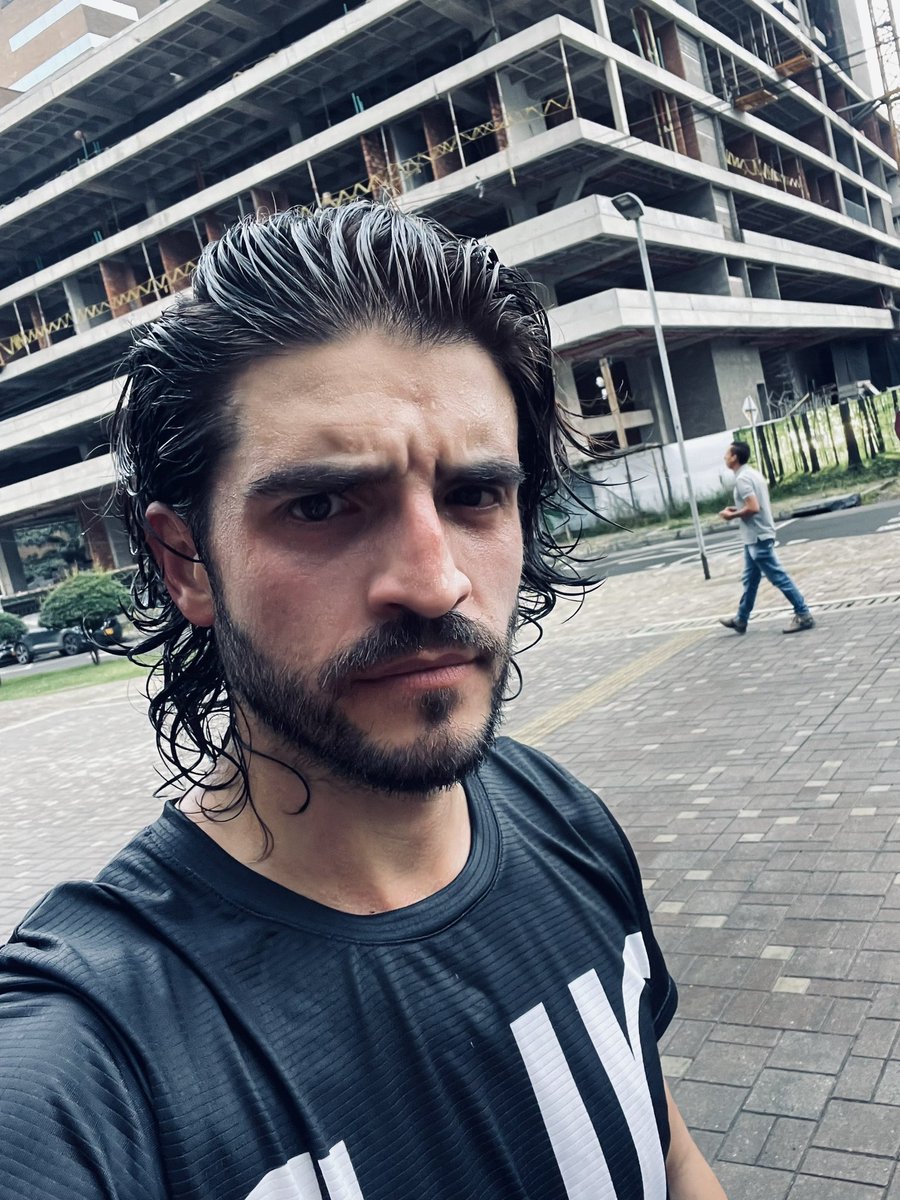 AlejoZuluaga_'s tweet photo. Hoy tocó con lluvia 🥶
#Runmaker 🏃🏼‍♀️🏃🏻
@ORTEMAN10 👨🏽‍🦱
2000 x 4 👣 https://t.co/x8yQ2v9nWI