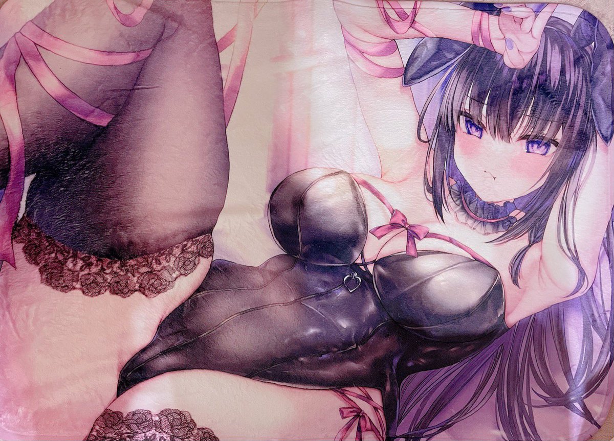 自分用に初めてブランケット作ったんだけど印刷綺麗だし大きいしふわふわ〜!!!!レイラを膝に乗せて温もりを感じながら作業できるの最高!!!! 