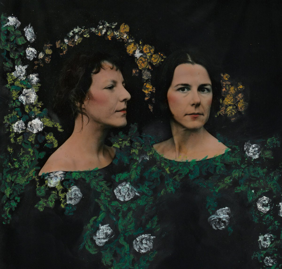 _R__'s tweet image. Ritratto commissionato di due sorelle // 2022
con @chuli_paquin 
#erresullaluna #ritratto