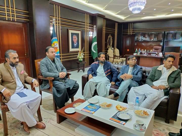buetkofficial's tweet photo. The Registrar, BUITEMS, Quetta, Dr. Zahid Rauf visited the Office of Vice Chancellor, Balochistan University of Engineering and Technology, Khuzdar and congratulated Dr. Sohrab Khan Bizanjo on his appointment as Vice Chancellor. https://t.co/TVzu92D43W