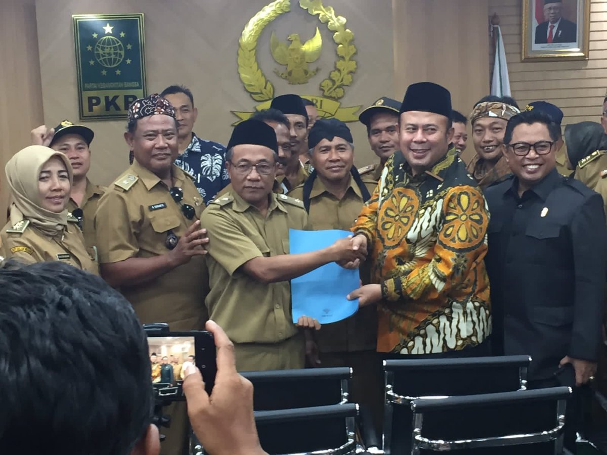 Ketua Fraksi PKB <a href="/CucunA44/">cucun syamsurijal</a> menyerahkan surat dukungan perpanjangan masa bakti kepala desa dr 6 menjadi 9 tahun. 

PKB Bersama Kades
Gus Muhaimin
<a href="/cakimiNOW/">A Muhaimin Iskandar</a>