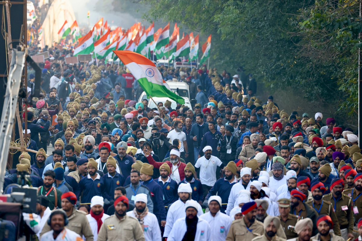 INCIndia's tweet photo. अपने किसानों, मजदूरों और युवाओं की तपस्या को सम्मान और पहचान दिलाने...देखो पूरा पंजाब सड़कों पर उतर आया है।

#BharatJodoYatra https://t.co/gqERr1Fzan