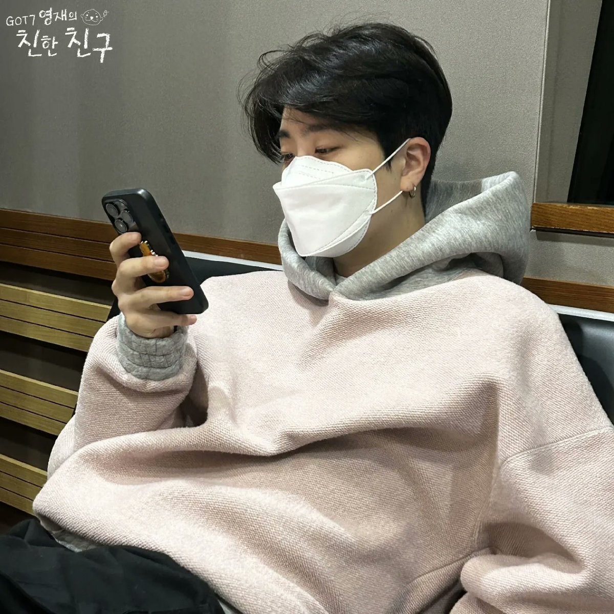 mbcbf_ever's tweet photo. 🦦GOT7 영재의 친한친구🦦

고향 자랑이 자~연스럽게 
먹거리 자랑으로 이어지는 한국인 매직✨️
먹잘알 쏠메들 덕분에 배고팠던 달디는 
웃다가 코 먹으면서 퉤근..^^
오늘도 같이 놀아준 쏠메들🛷 백점 아니 천점😘
(ft.피어싱 잘 보이쥬🫣?)

#MBC #RADIO #GOT7영재의친한친구
#GOT7 #영재 https://t.co/fGbIPCuFCk