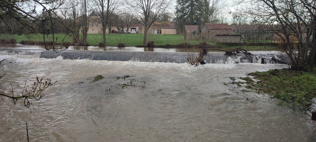 Débit actuel de la rivière Autize : 11.9 m3/sec. Débit de remplissage actuel des 10 réserves (3.2Mde m3) : 0.5 m3/sec. Sachant que la nappe sous la rivière est alimentée par ailleurs et est connectée à la rivière. Résultat sur le marais adjacent malgré les pompages.