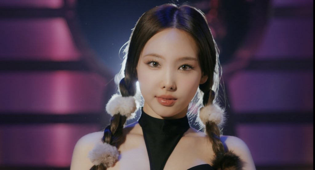 inayeonf's tweet photo. The 1st teaser to our Pre-Release English Single is already out! Don’t forget to check the teaser out. Stay tuned for the release of “MOONLIGHT SUNRISE” on 20/01/2023 at 2PM KST. 

https://t.co/VVBbBoPWgZ https://t.co/AzSTg1c1T1