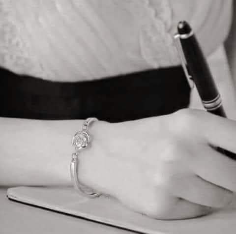 غريبة هي الذكريات،،،تضحكنا على ما ابكانا يوما وتبكينا على ما اضحنا يوما