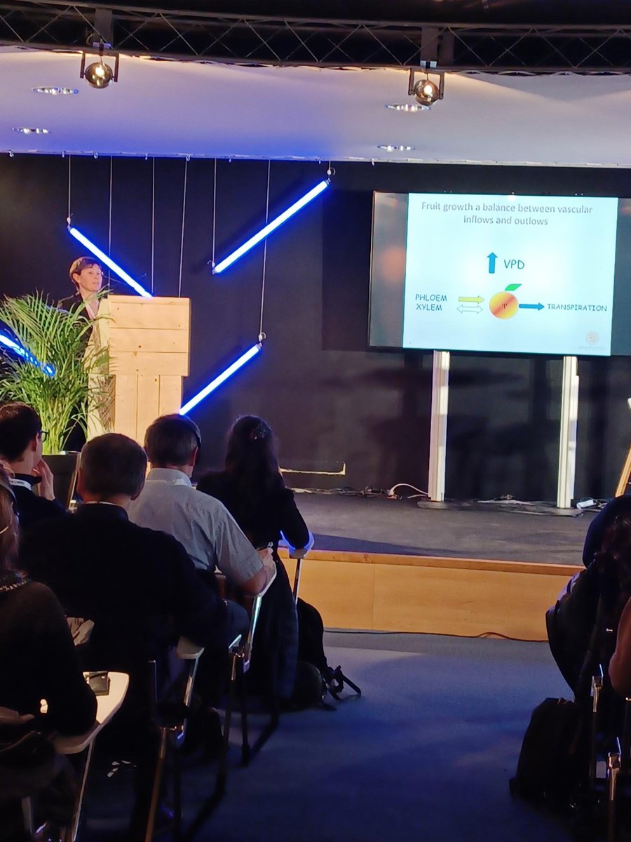 Brunella Morandi, Teacher-Researcher University Bologna, presents during the Symposium current water issues. She draws on an ongoing European project concerning responses to water deficit in fruit tree crops and the use of DST on these crops. <a href="/VEGEPOLYSVALLEY/">VEGEPOLYS VALLEY</a> <a href="/pole_dream/">DREAM Eau & Milieux</a> #sival23