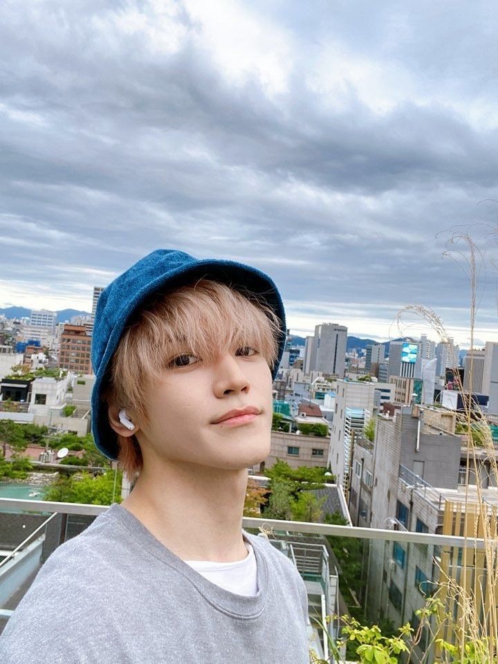 UpdateKBoys's tweet photo. Primeira impressão de Taeyong, do NCT 127, sobre o Brasil: 

“O Brasil é tão verde. O céu é tão azul e a terra possui um verde tão lindo.” https://t.co/5w4uIuU03E