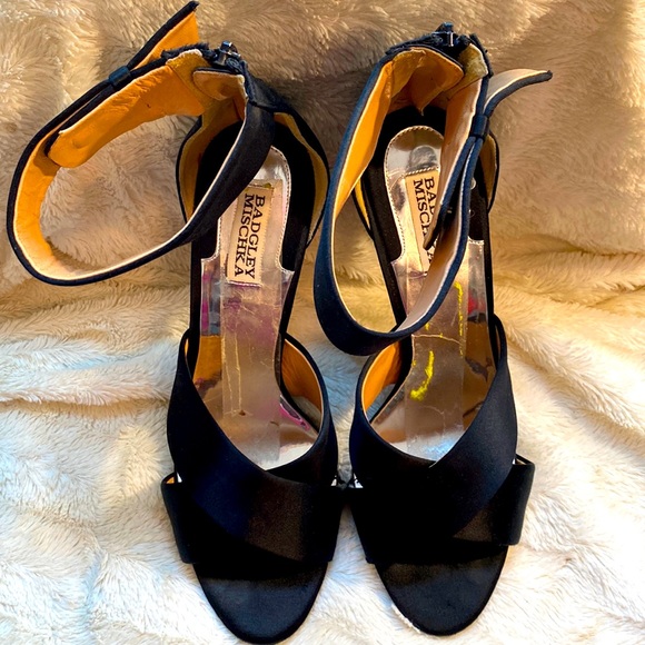 UniquebyDesigns's tweet image. So good I had to share! Check out all the items I'm loving on @Poshmarkapp #poshmark #fashion #style #shopmycloset #badgleymischka: posh.mk/8xcRGe5aFwb