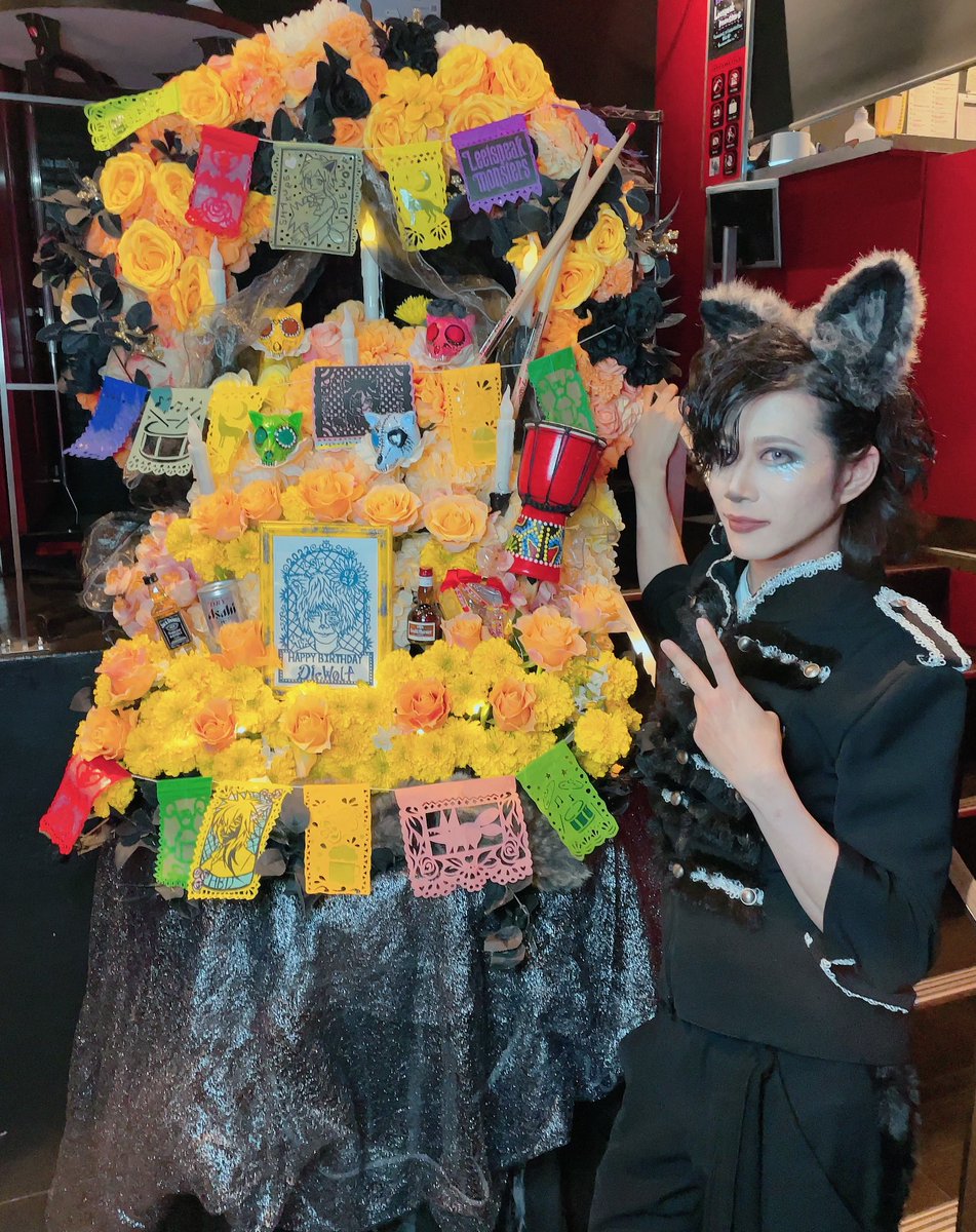 わんわんさんバースデー振替公演のお花めっちゃ可愛いしパペルピカドっていうのかな?切り絵すごい💐💛🐺メキシコの死者の日っぽい雰囲気が素敵✨メンバーさんイメージのカラベラオブジェもわんわんさん風味💛
愛が溢れまくりのりーとと迷い子ちゃんズの関係、素敵だなぁ☺️
おめでとうございました🍖🍻