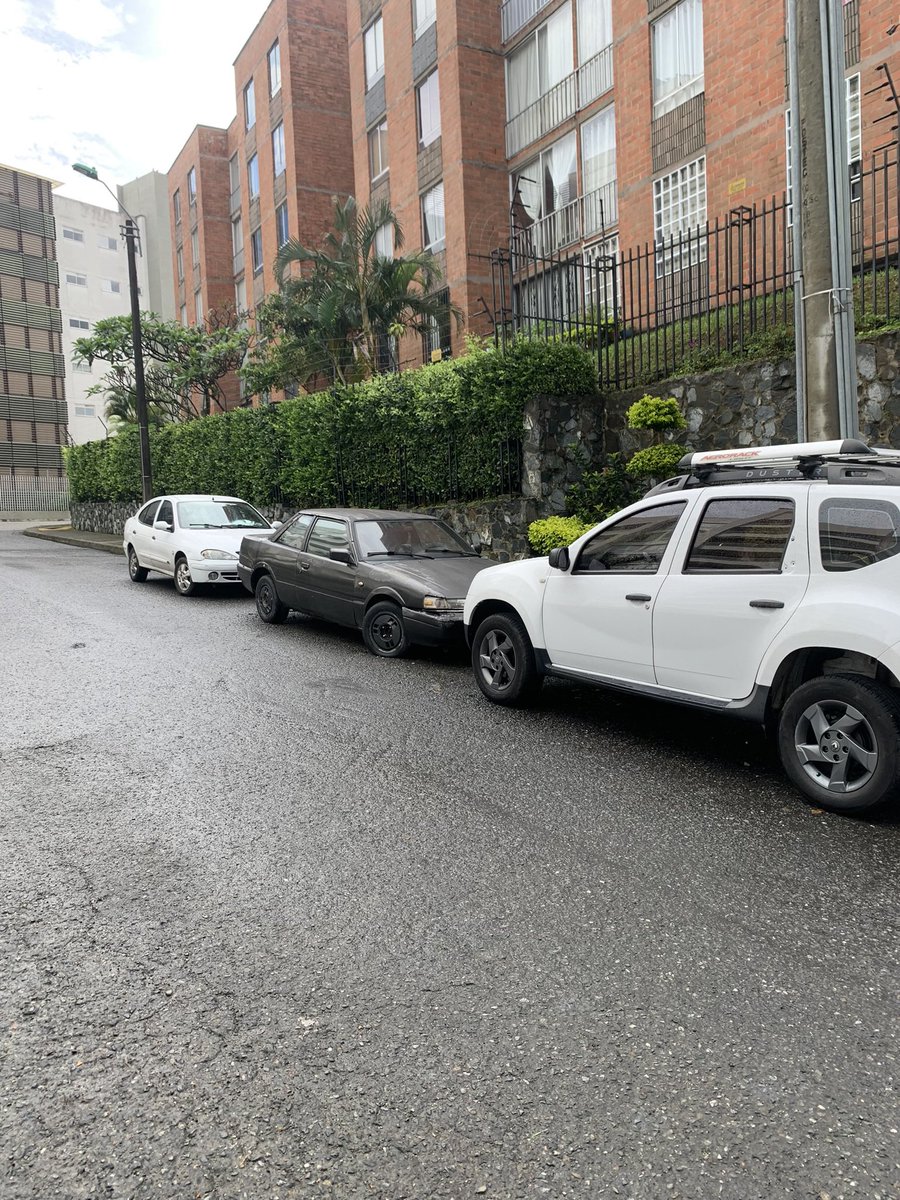 maurojg's tweet photo. @InfraesCali acciones son amores … ayuda con este cráter al frente de la iglesia de Santa Teresita … carrera 2B con calle 14 oeste https://t.co/RCkbJCeAKg